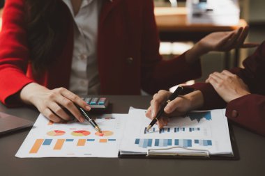 Fon yöneticileri takım danışmanlığı ve analiz yatırım borsası hakkında tartışmalar.