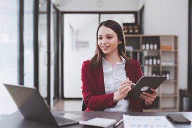 Fon yöneticileri danışma ve dijital tablet ile yatırım borsası analizi hakkında tartışmak.
