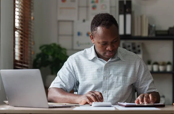 Contable Hombre Africano Americano Usando Calculadora Con Documento Impuesto Intercambio —  Fotos de Stock