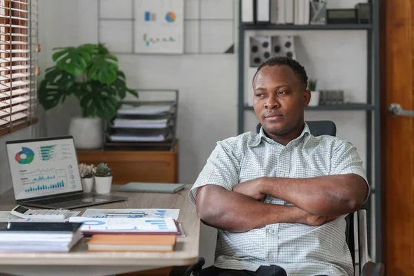 Yorgun Amerikalı Afrikalı Adamı Bir Sürü Evrak Işiyle Uğraşıyor Migren — Stok fotoğraf