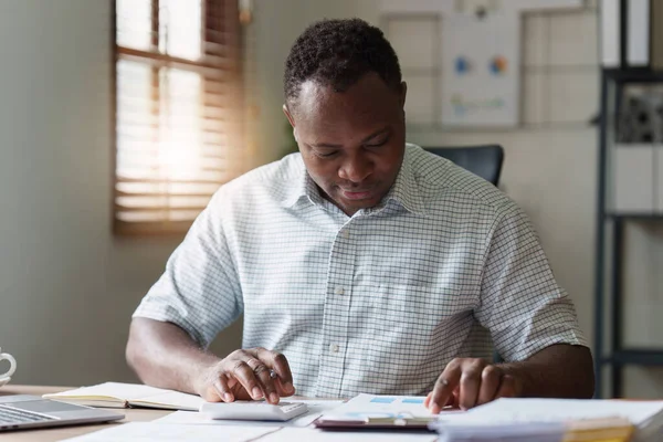 Contable Hombre Africano Americano Usando Calculadora Con Documento Impuesto Intercambio —  Fotos de Stock