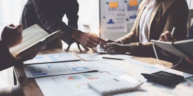 Ofiste mali belgelerle çalışan bir iş adamı. analiz, tartışma ve beyin fırtınası, iş stratejisi.