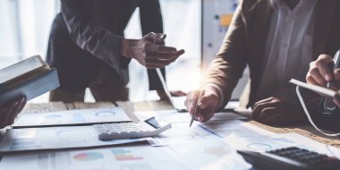 Ofiste mali belgelerle çalışan bir iş adamı. analiz, tartışma ve beyin fırtınası, iş stratejisi.