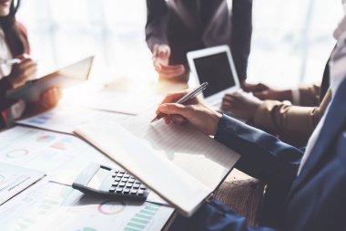 Ofiste mali belgelerle çalışan bir iş adamı. analiz, tartışma ve beyin fırtınası, iş stratejisi.