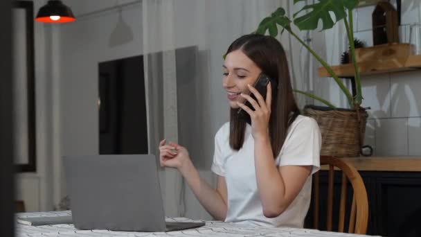 Beautiful Business Woman Talking Mobile Phone Management Planning Networking Phone — Vídeo de Stock