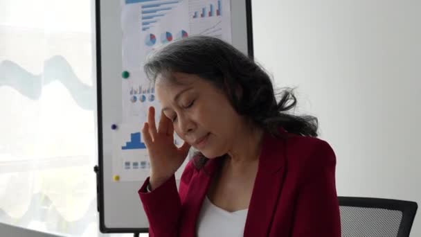 Moe Zakenvrouw Stress Werkt Met Veel Papierwerk Document Migraine Aanval — Stockvideo
