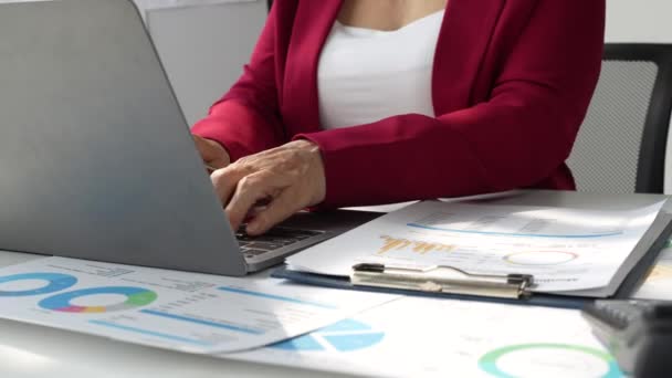 Akuntan Orang Bisnis Menggunakan Kalkulator Untuk Menghitung Keuangan Kantor Meja — Stok Video