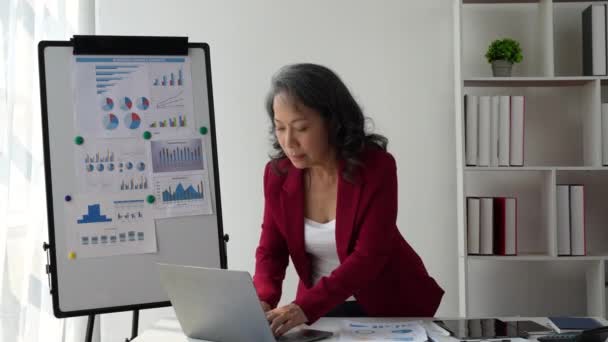 Business Person Badania Analizy Wykresem Finansowym Przez Laptopa Biurze Strategia — Wideo stockowe