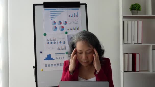 Unavená Obchodnice Stresu Pracuje Mnoha Papírovými Dokumenty Migréna Volné Noze — Stock video
