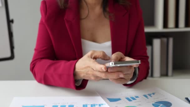 여성은 스마트폰 스마트 워치를 사용하여 사무실에 직원들 고품질 — 비디오
