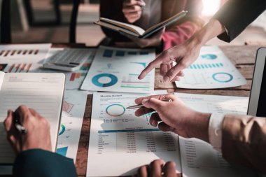 Ofiste mali belgelerle çalışan bir iş adamı. analiz, tartışma ve beyin fırtınası, iş stratejisi.