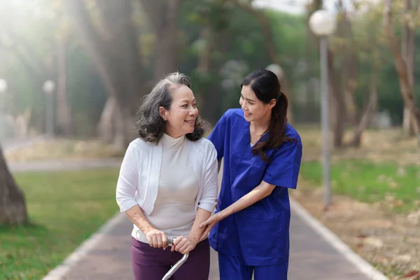 Gezondheidszorg Verpleegkundige Fysiotherapie Met Oudere Vrouw Openlucht Verpleegster Hand Hand — Stockfoto