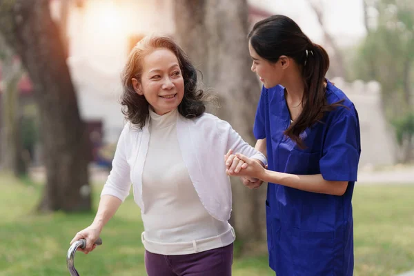 Gezondheidszorg Verpleegkundige Fysiotherapie Met Oudere Vrouw Openlucht Verpleegster Hand Hand — Stockfoto