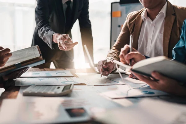 Ofiste mali belgelerle çalışan bir iş adamı. analiz, tartışma ve beyin fırtınası, iş stratejisi.