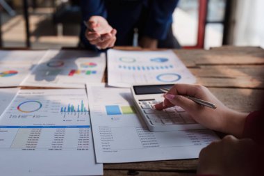 Ofiste mali belgelerle çalışan bir iş adamı. analiz, tartışma ve beyin fırtınası, iş stratejisi.