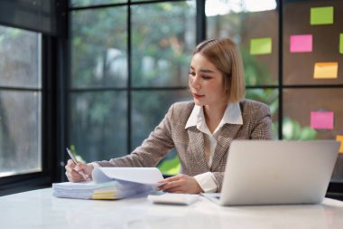 İş kadını analizini kapat istatistikleri finanse et ve planlama stratejisini hesap makinesi ve finansal evraklarla yap. vergi, rapor, muhasebe kavramı.