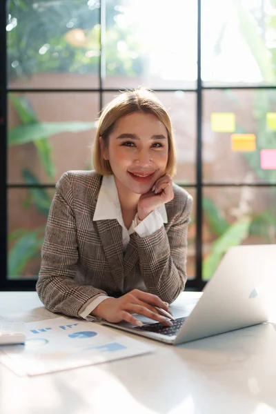 Portrait Business Woman Analytic Finance Statistics Planning Strategy Laptop Tax — Stok fotoğraf