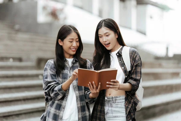 Jonge Aziatische Studente Met Vrienden Buitenlucht Studenten Die Werken Campus — Stockfoto