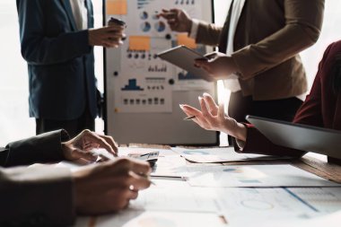 İş adamları piyasa stratejisinin finansal tartışmalarını ve analiz planlarını yapıyorlar. İş Toplantısı konsepti.