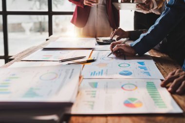 Bir grup İşadamı ya da Muhasebeci, yolsuzluk hesabının soruşturulması için mali veri belgelerini kontrol ediyor. Rüşvet karşıtı kavram.