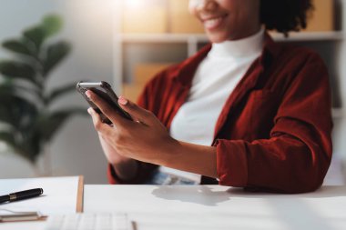 Amerikalı Afrikalı iş kadını bir dijital tasarruf hesabı açmak için online bankacılık programı kullanarak KYC 'yi tamamlıyor. Siber güvenliğin tanımı..