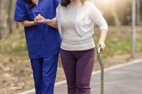 Медсестра Охорони Здоров Фізична Терапія Літньою Жінкою Відкритому Повітрі Медсестра — стокове фото