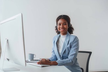 Amerikalı Afrikalı arkadaş canlısı, çağrı merkezinde çalışan kulaklıklı bir kadın ajan. Yardım masası istemcisi çevrimiçi.