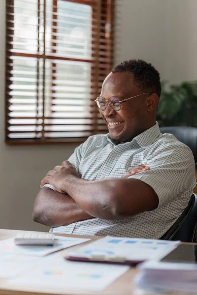 Ofisteki Mali Grafikle Birlikte Amerikalı Afrikalı Adamı Araştırma Analizi Strateji — Stok fotoğraf