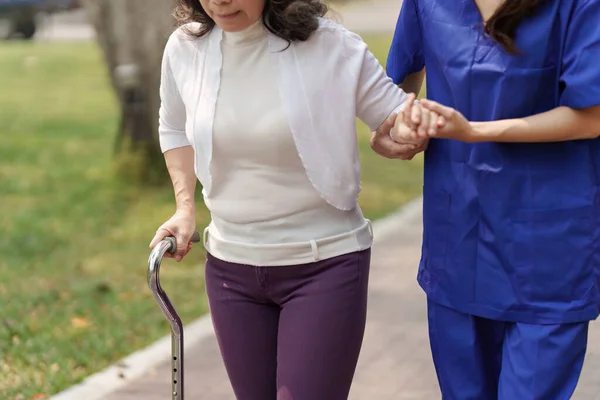 Медсестра Охорони Здоров Фізична Терапія Літньою Жінкою Відкритому Повітрі Медсестра — стокове фото