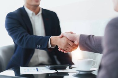 Toplantı odasında iş ortakları tokalaşması. Şirket işbirliği başarılı oldu. İyi bir anlaşmadan sonra el sıkışma..