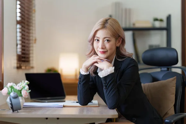 Revisor Asiatisk Kvinna Som Arbetar Bärbar Dator Och Göra Dokument — Stockfoto