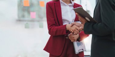 İş tokalaşıyor. Başarılı iş adamları iyi bir anlaşmadan sonra el sıkışıyorlar. Toplantı konsepti bitiriliyor.