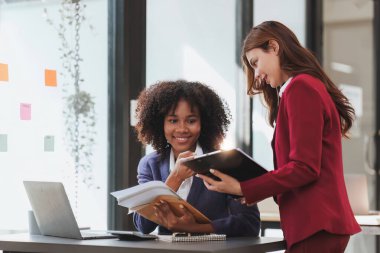 Toplantıda çok ırklı iş adamları var. Muhasebeciler belge, vergi, döviz, muhasebe ve mali danışman konsepti yapar.
