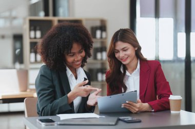 Toplantıda çok ırklı iş adamları var. Muhasebeciler belge, vergi, döviz, muhasebe ve mali danışman konsepti yapar.