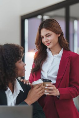 Çok ırklı iş adamları kahve molasında buluşup iletişim kuruyor. Vergi, döviz, muhasebe ve mali danışman.