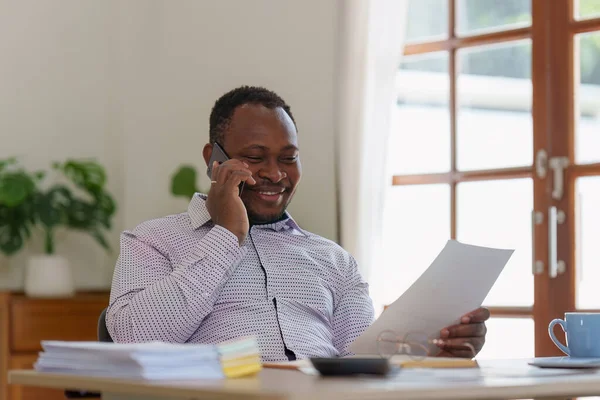 Sonriente American African Banker Contador Hablando Por Teléfono Con Cliente —  Fotos de Stock