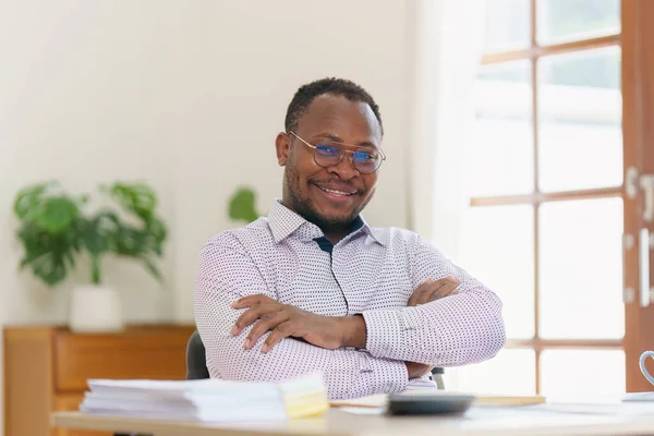 Smiling American African Hace Informe Financiero Estudia Las Cifras Anuales —  Fotos de Stock