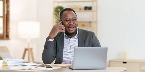 Sonriente American African Banker Contador Hablando Por Teléfono Con Cliente —  Fotos de Stock