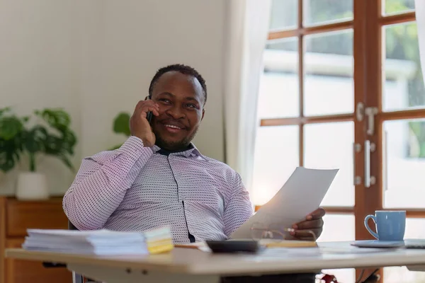 Smiling American African Banker Accountant Hace Informe Financiero Estudia Las —  Fotos de Stock