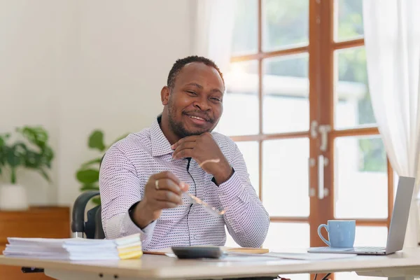 Glimlachende Amerikaanse Afrikaanse Banker Accountant Maakt Financieel Verslag Bestudeert Jaarcijfers — Stockfoto