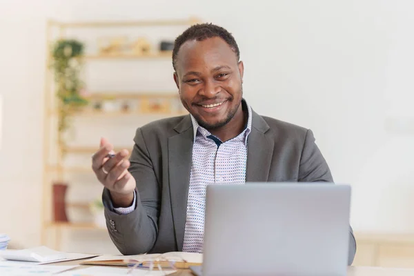Smiling American African Banker Accountant Hace Informe Financiero Estudia Las —  Fotos de Stock