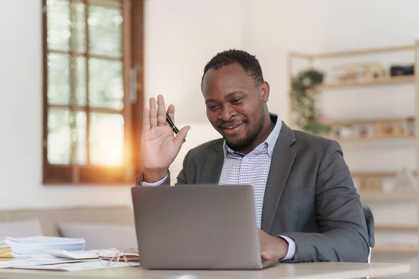 Sonriente American African Banker Accountant Videollamada Con Cliente Hace Informe —  Fotos de Stock
