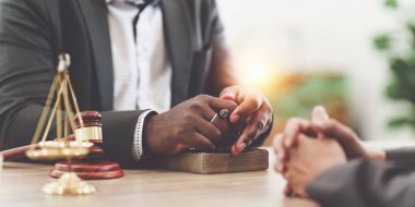 Amerikalı Afrikalı Avukatlar, anlaşma sözleşmesi hakkında müşterilerine tavsiyelerde bulunurlar. Hukuk, hukuk hizmetleri, tavsiye, Adalet kavramı.