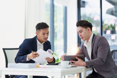Bir grup İşadamı ya da Muhasebeci, yolsuzluk hesabının soruşturulması için mali veri belgelerini kontrol ediyor. Rüşvet karşıtı kavram.