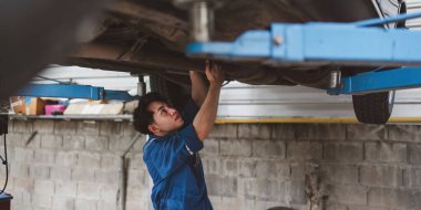 Otomobil tamirciliği ve servis müşteri hizmetleri uzmanı garajda araba tamir ediyor. otomobil konsepti.