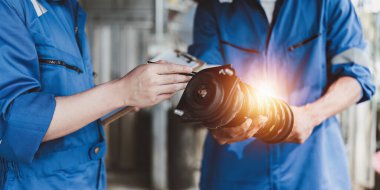 Otomobil tamirciliği ve servis müşteri hizmetleri uzmanı garajda araba tamir ediyor. otomobil konsepti.