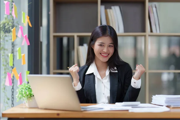 Asian Businessperson Med Bärbar Dator Och Fira Seger Och Framgång — Stockfoto