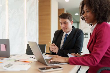 Çeşitli etnik çeşitlilikteki iş adamları toplantıda. Muhasebeciler evrak işleri, vergi, muhasebe ve mali müşavir konsepti yaparlar..