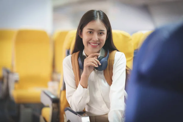 Mooie Aziatische Reiziger Vrouw Met Rugzak Wanneer Vlucht Landt Reizen — Stockfoto