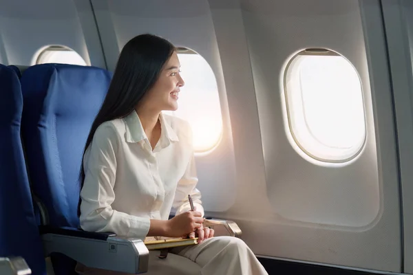 Mulher Negócios Asiática Bonita Trabalhando Com Laptop Avião Trabalho Viagens — Fotografia de Stock